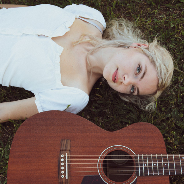 photo of Lara Louise